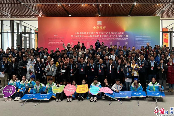 中外记者在中国工艺美术馆、中国非物质文化遗产馆内合影。中国网记者 刘维佳 摄