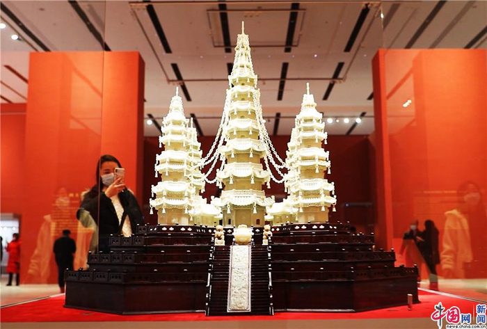 “大国匠作”板块中展出的白玉五行塔。中国网记者 刘维佳 摄