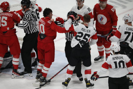 俄罗斯冰球队与瑞士冰球队“混战” 比赛视频截图