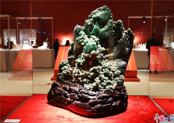 ”大国匠作“板块中展出的翡翠山子《岱岳奇观》。中国网记者 刘维佳 摄