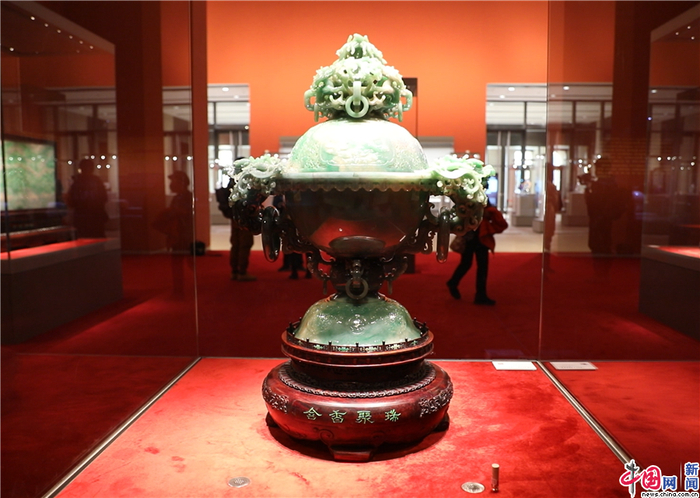 ”大国匠作“板块中展出的翡翠花薰《含香聚瑞》。中国网记者 刘维佳 摄