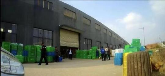 执法人员对假宜家案件制假场地联合检查 盱眙警方供图