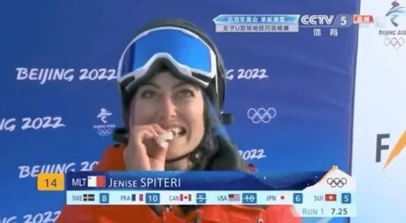 ▲珍妮丝·斯皮泰里，比赛间隙也不忘来两口最爱的中国豆沙包。图/比赛视频截图