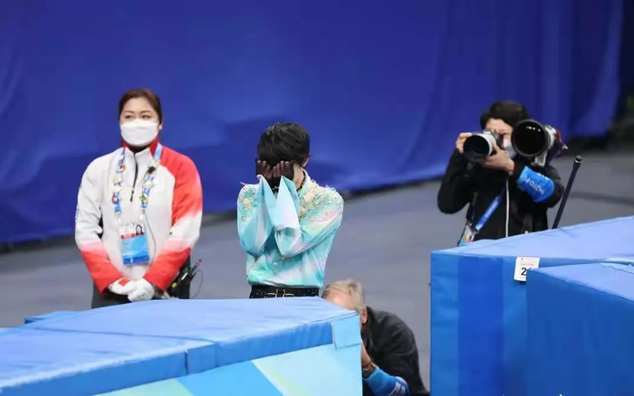  2022年2月10日，羽生结弦无缘北京冬奥会花滑男单领奖台。新京报记者 陶冉 摄
