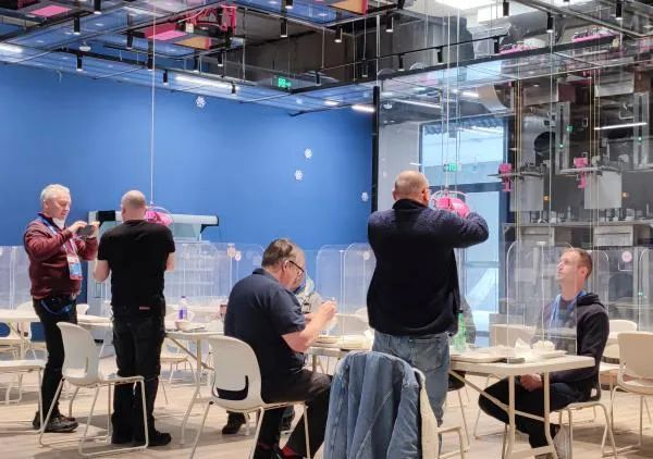 ▲“从天而降”的智能送餐服务。新华社记者 贺长山 摄