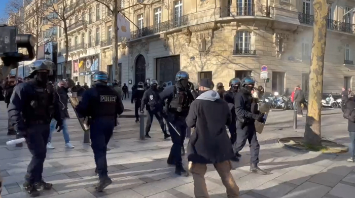 社交媒体上流传的香榭丽舍大街抗议现场，警方在处置中动用了催泪瓦斯