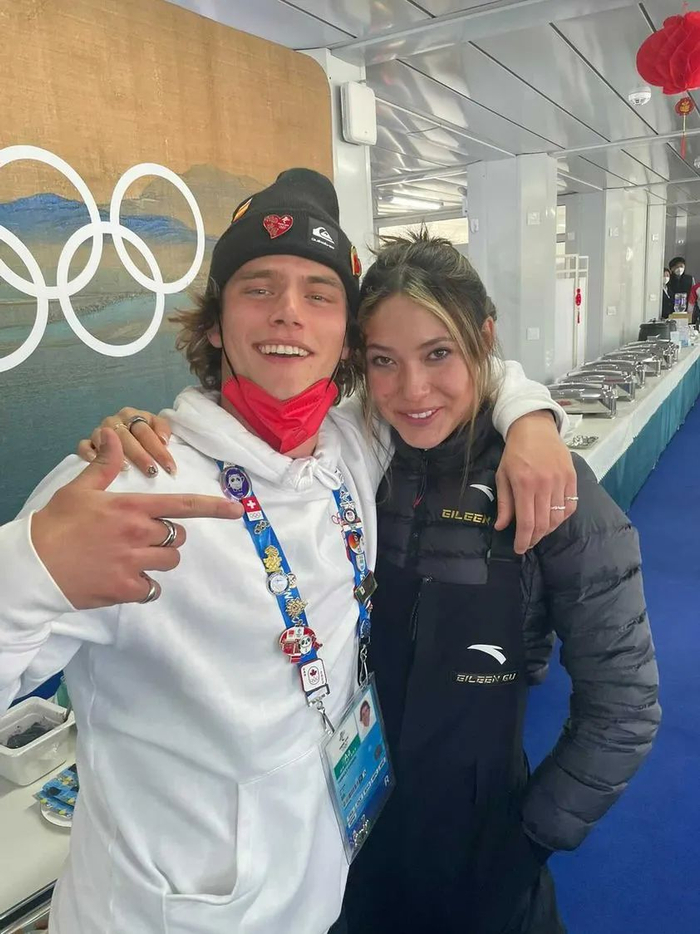 2月8日，马格宁晒出与谷爱凌合影，并称其为滑雪“女王”。/受访者供图&nbsp;