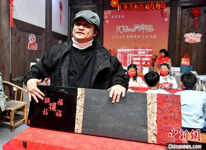 图位黄守堃和他的漆艺作品。　吕明 摄