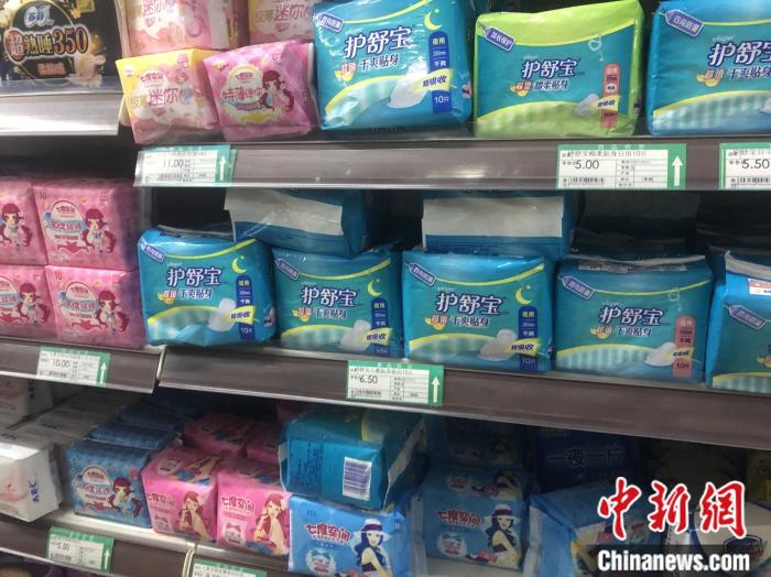 小区里小商店货架上，摆在最显眼位置上的卫生巾。 中新网 左宇坤 摄