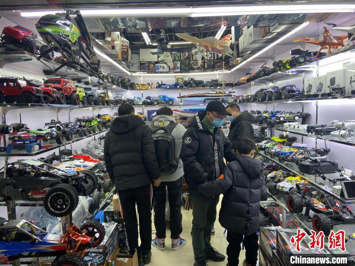义乌国际商贸城一店铺内，采购商和经营户正在对接。　黄慧 摄