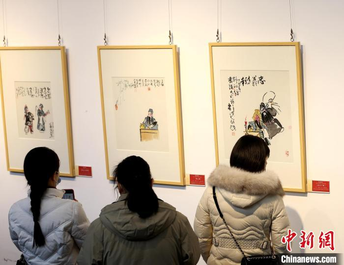市民观看刘冰戏曲人物画展 胡传林 摄