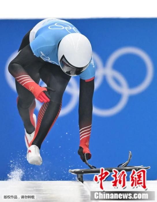 图为闫文港在比赛中。