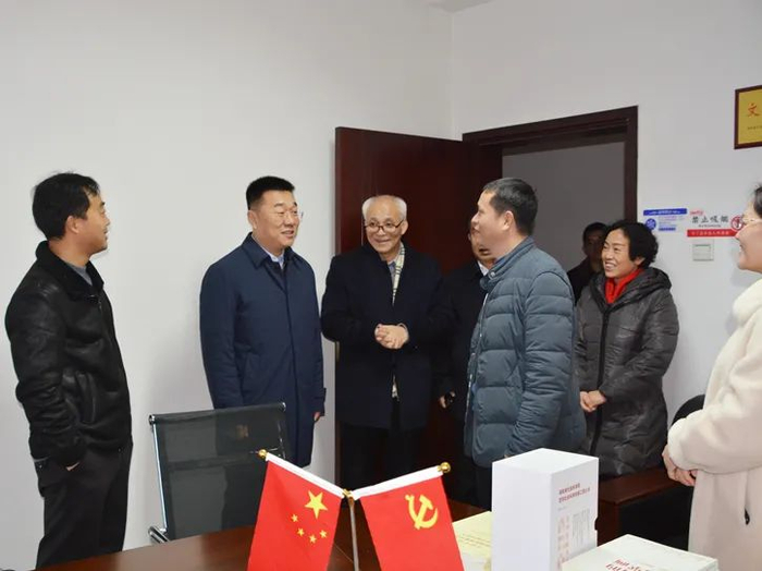 左二为钟君（来源：湖南省社科院官网）
