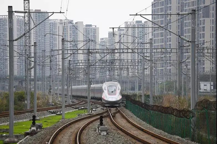 一列复兴号高铁从重庆驶出（资料图） 邹乐 摄