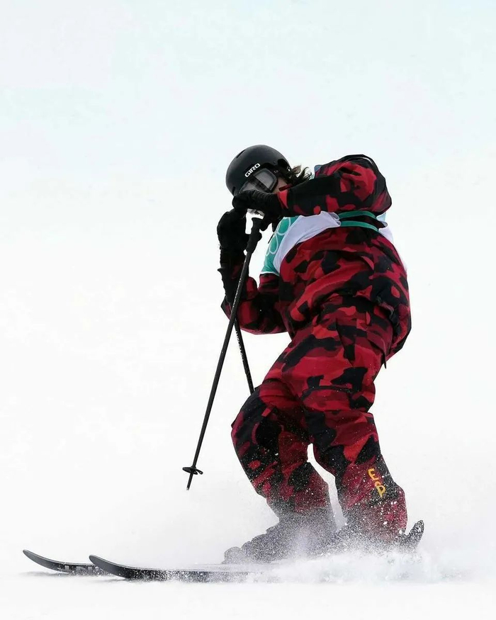 马格宁在滑雪板上“比心”。/受访者供图