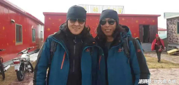 （▲在拍摄《七十七天》时赵汉唐导演与罗日甲队长的合影。）