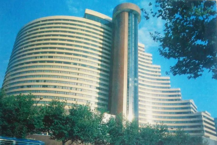 落成后不久拍摄的华亭宾馆南立面