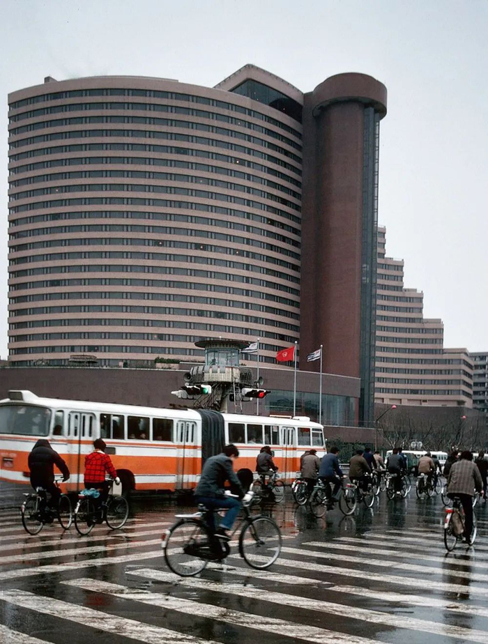 1988年拍摄的漕溪路中山西路口交通岗亭及华亭宾馆