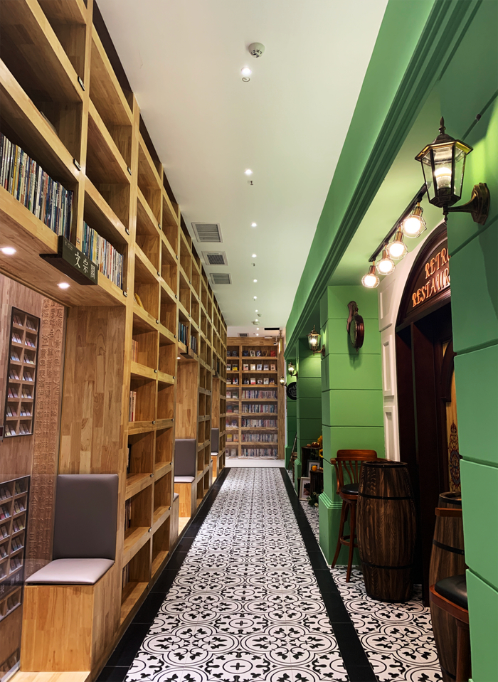 在柔暖灯光的照射下