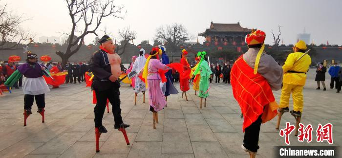 泰安岱庙广场举办舞龙、舞狮、踩高翘民俗活动庆元宵。　刘水 摄