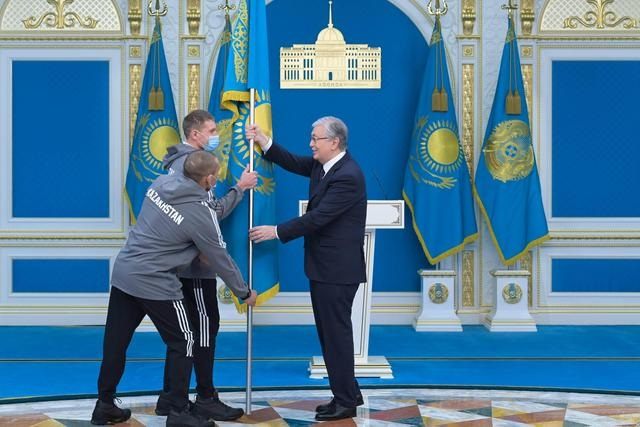 冬奥会前，哈萨克斯坦总统托卡耶夫（右）为哈萨克斯坦代表团授旗。 新华社图片