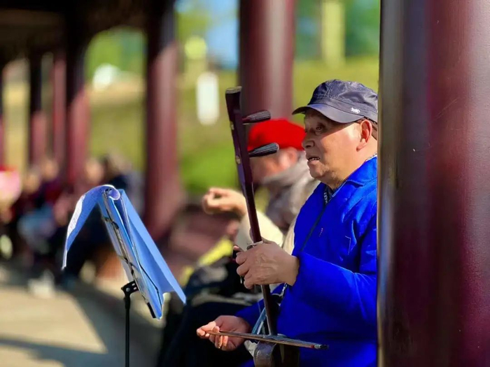 在涪陵铜鼓湖公园，市民晒着太阳 夏雷 摄