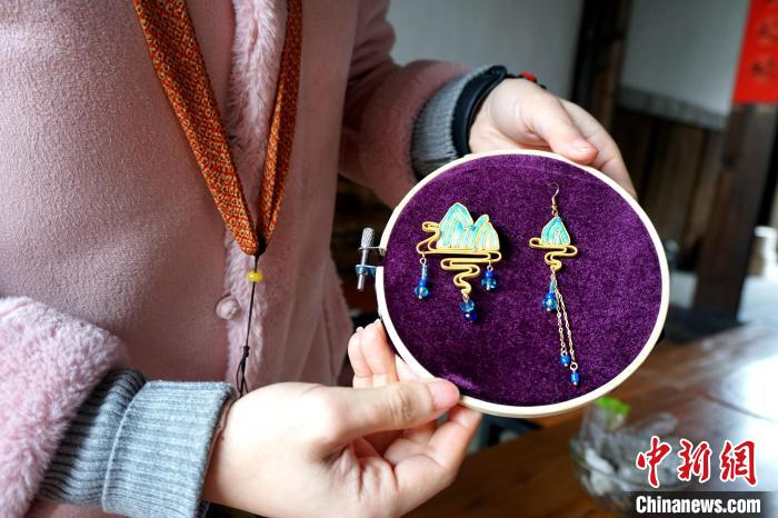 许东方展示创作的盘扣作品。　叶秋云 摄