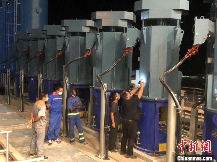 施工人员在夜间调试东南水厂项目的水泵。　邵帅 摄