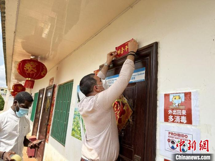 中国籍员工正在项目部贴春联。　邵帅 摄
