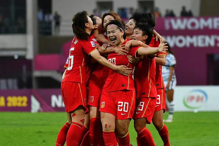 肖裕仪和队友。图源：中国女足微博