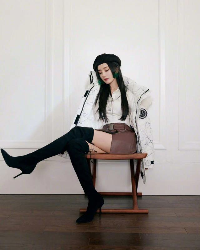 杨幂穿白色oversize外搭,搭配黑色高筒靴,显瘦还显高__财经头条