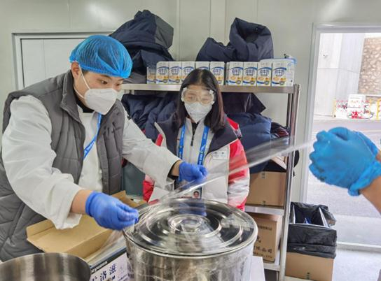 延庆冬奥村餐饮经理郜雪梅正指导运动员场馆餐准备。延庆冬奥村餐饮保障团队供图