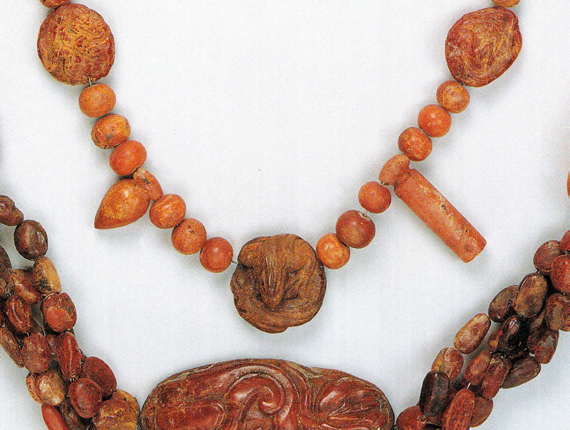 图13b  图10 琥珀璎珞局部。 