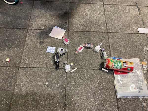 东宝大厦东侧广场上，“东横孩子”留下的垃圾。 受访者供图