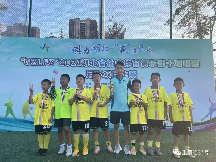  ▲2021年，成为球队教练的刘亭玉与队员在一起。受访者供图