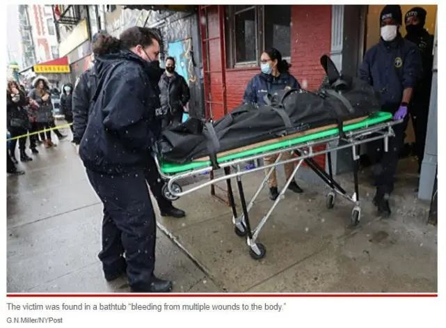 警方将受害者的遗体抬出公寓 图源：《纽约邮报》