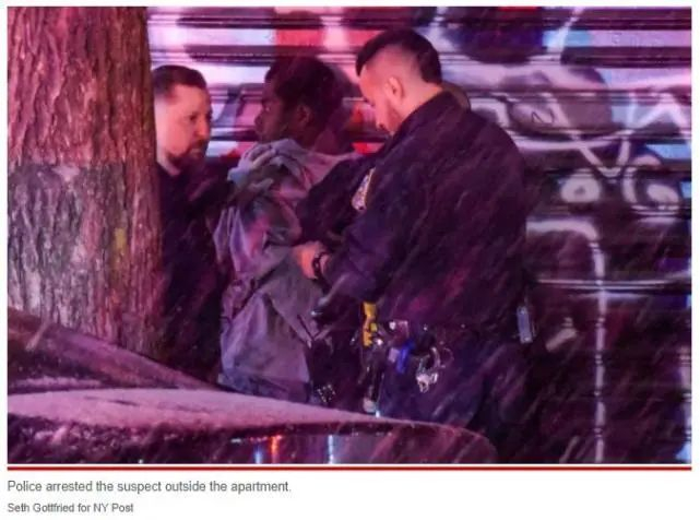 警方在公寓外逮捕了嫌疑人 图源：《纽约邮报》