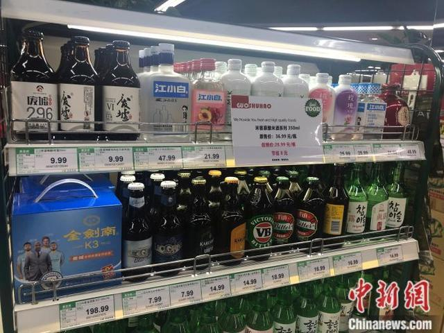 超市里售卖的小瓶白酒洋酒。 中新网 左宇坤 摄