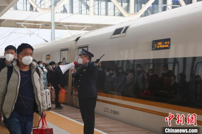 赵峰在站台组织旅客上车。　张续亮 摄