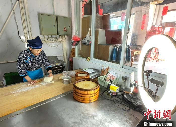 祁兰芳正在直播。　谷华 摄