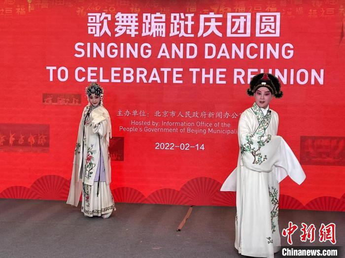 图为活动现场，大都版《牡丹亭》演出片段。　中新社记者 刘文曦 摄