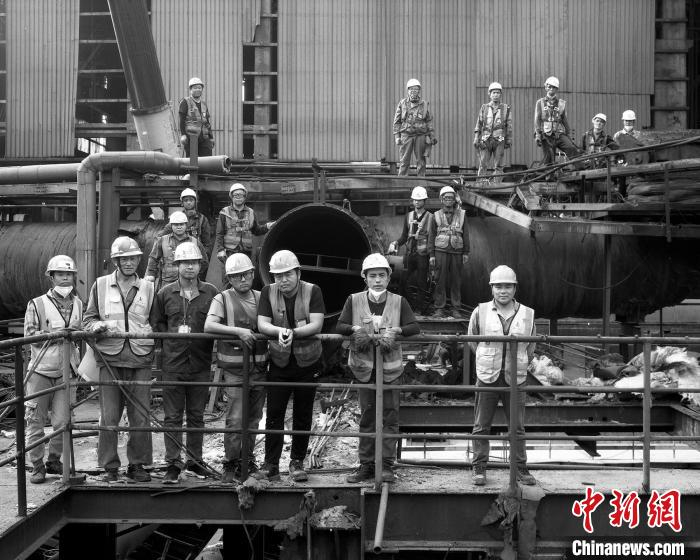 图为陈柳平使用胶片拍摄的柳钢工人。　陈柳平 摄