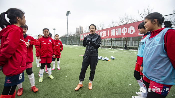 ▲2022年2月8日，已经成为专职教练的岳敏（中）正在指导年轻球员。受访者供图