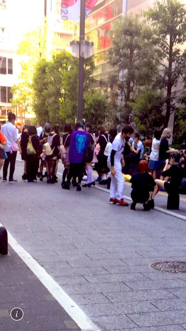 2021年夏，“东横孩子”聚集在歌舞伎町人行道。 受访者供图