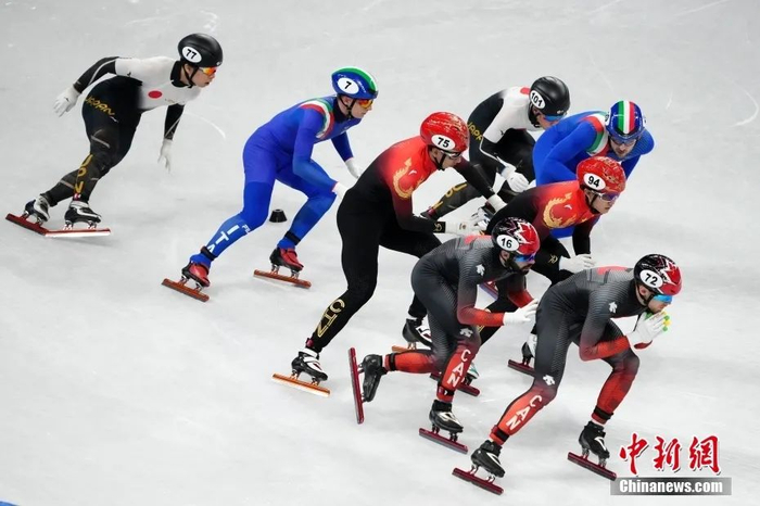  图为中国队选手孙龙（左三）、李文龙（右三）在比赛中。中新社记者 毛建军 摄