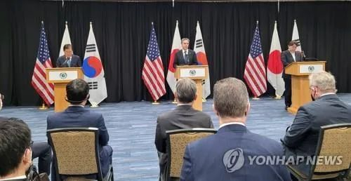 美日韩外长12日在美国夏威夷檀香山举行会谈，左起：韩国外交部长官郑义溶、美国国务卿布林肯和日本外务大臣林芳正&nbsp;图源：韩媒