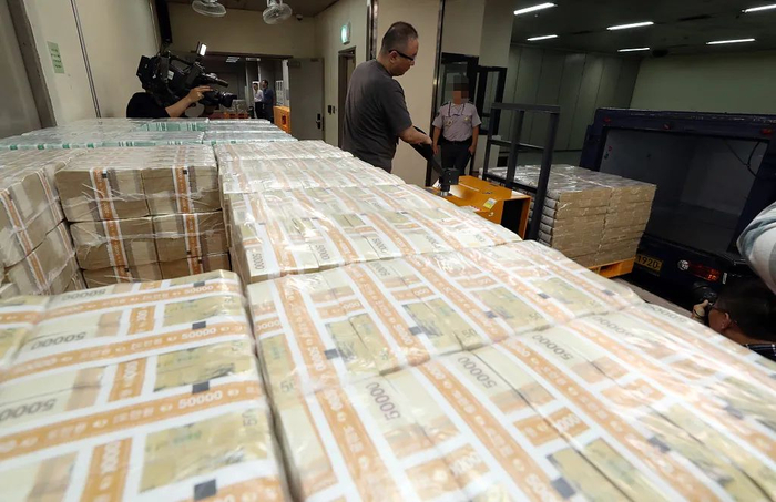 韩国银行江南总部地下金库，有关人士在搬运节日资金 资料图