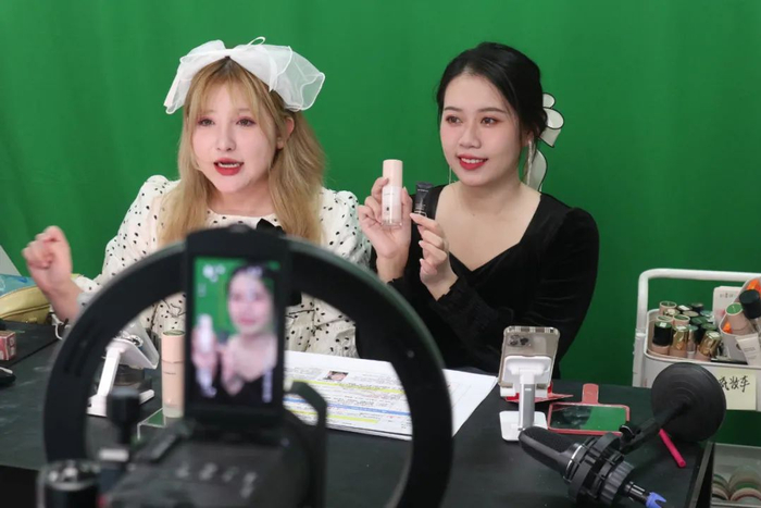 “双11”国货正当潮，中国一彩妆品牌的主播在直播卖货（图片来源：视觉中国）