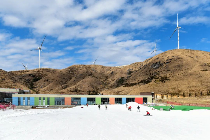 ▲从天湖滑雪场滑下，可以看到远处的群山和风车。受访者供图