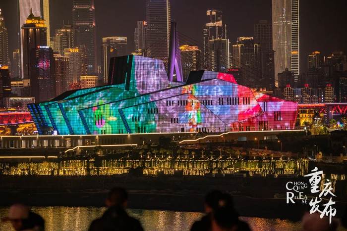 重庆大剧院亮起墨西哥国旗主色调的灯光  布·视觉/邹乐 摄